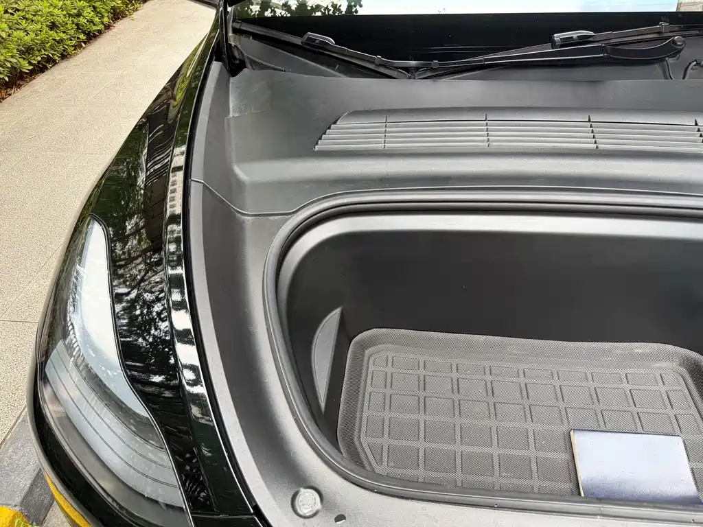 Tesla Model Y — миниатюра 18