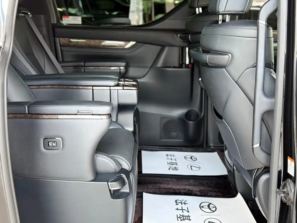 Toyota Vellfire — миниатюра 16