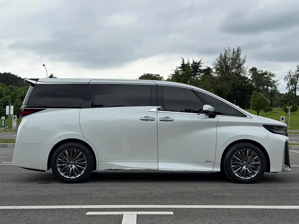 Toyota Vellfire — миниатюра 8