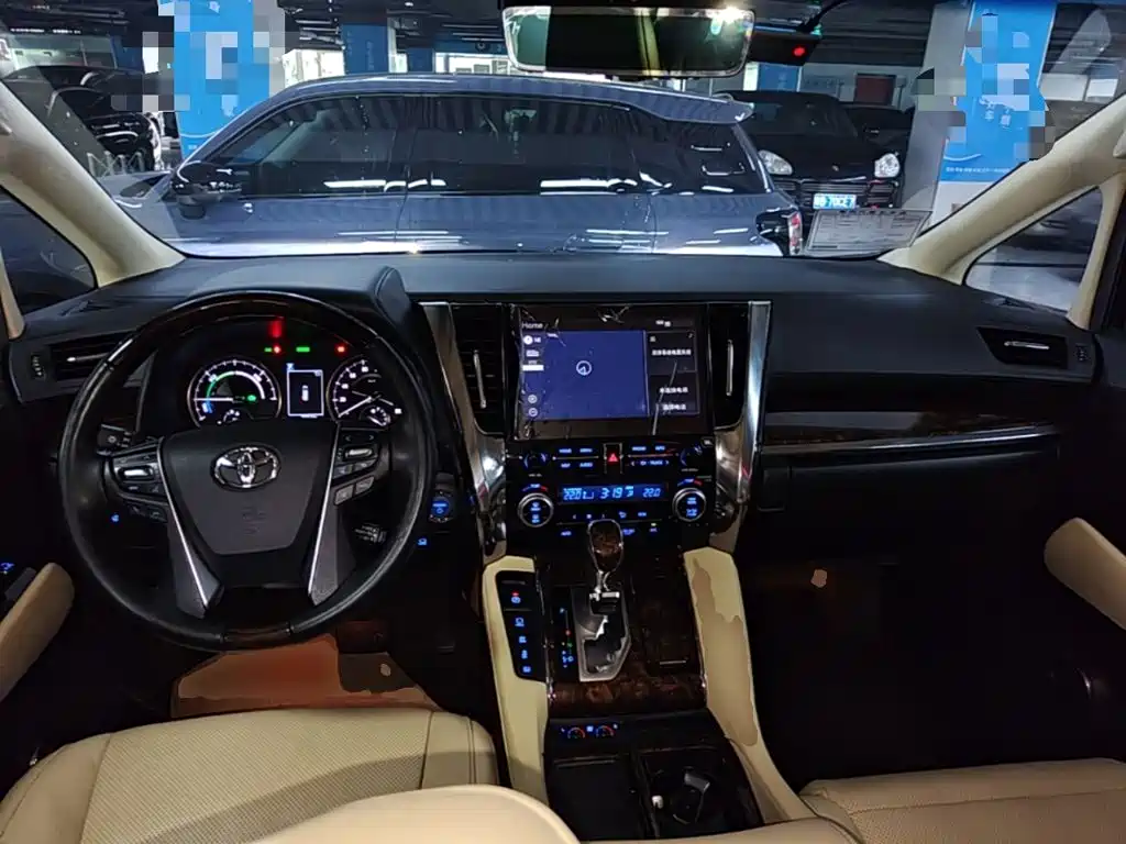 Toyota Alphard — миниатюра 10