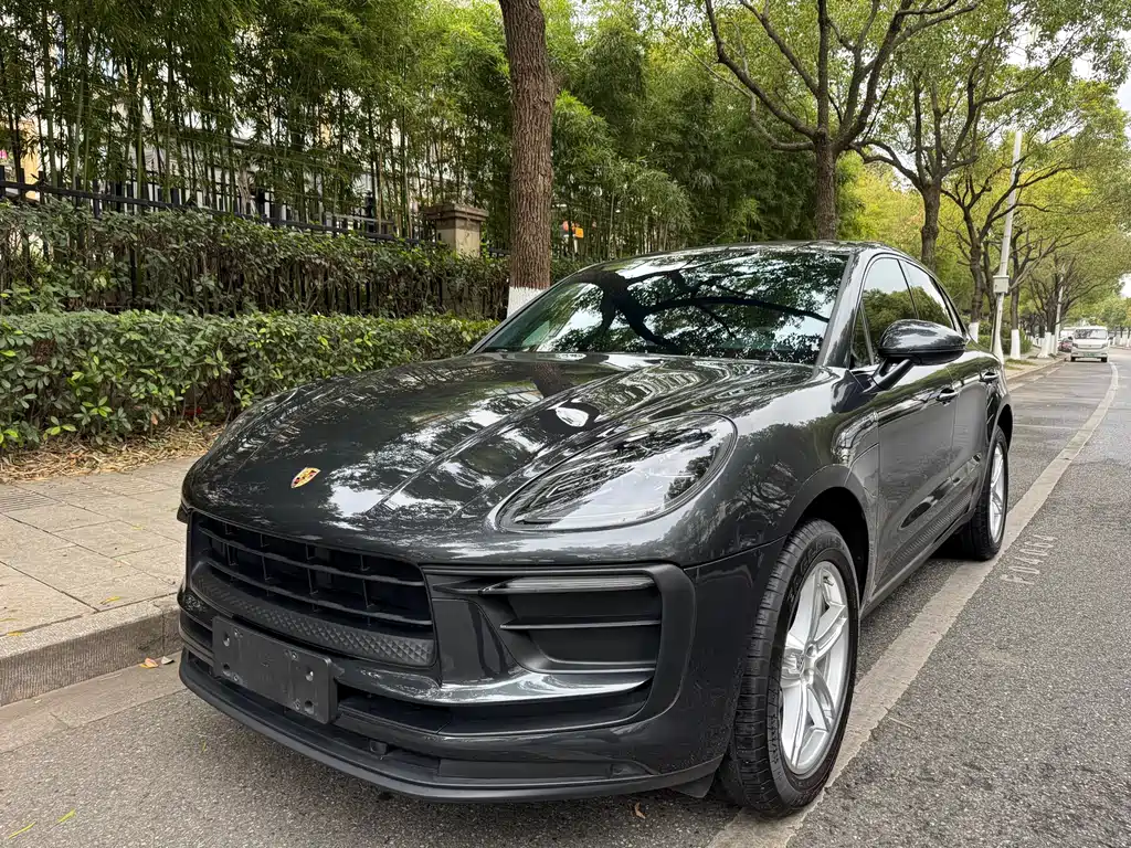 PORSCHE MACAN