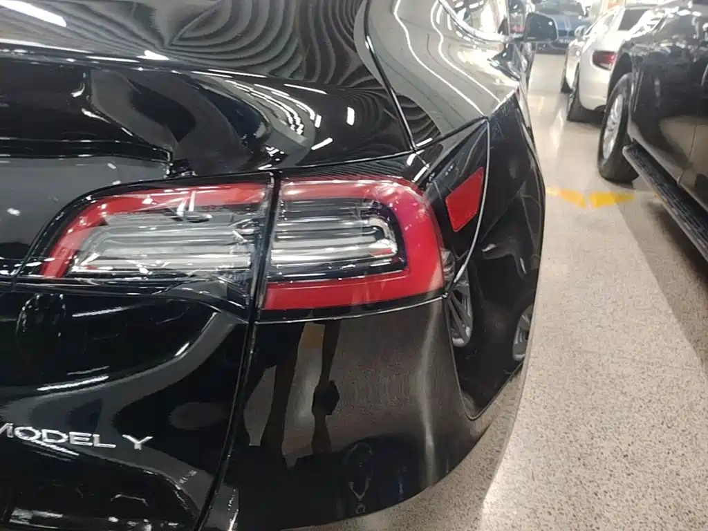 Tesla Model Y — миниатюра 8