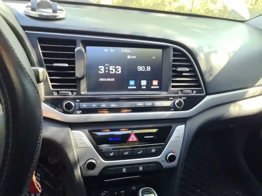 Hyundai Elantra — миниатюра 13