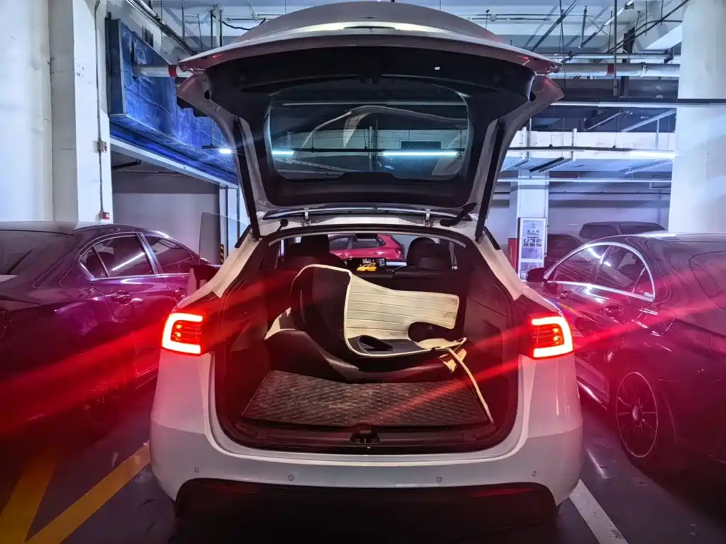 Tesla Model Y — миниатюра 15