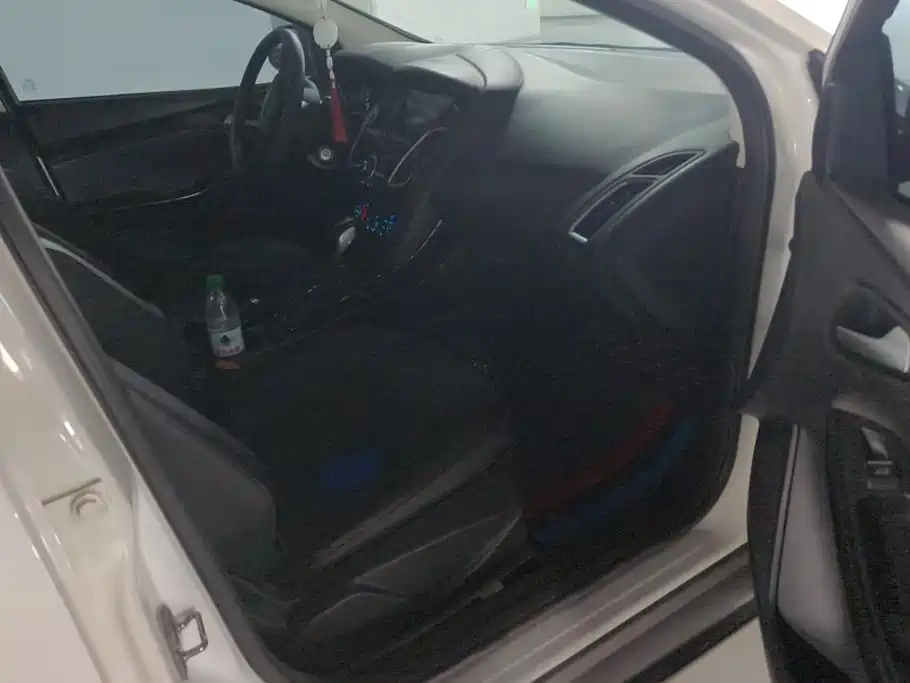 Ford Focus 2015 1.6L AT