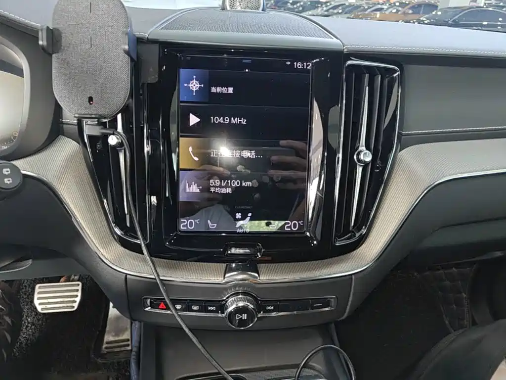 Volvo XC60 PHEV — миниатюра 13
