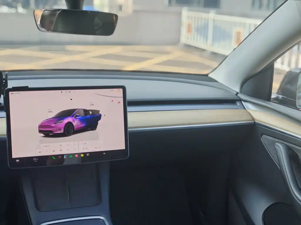 Tesla Model Y — миниатюра 7