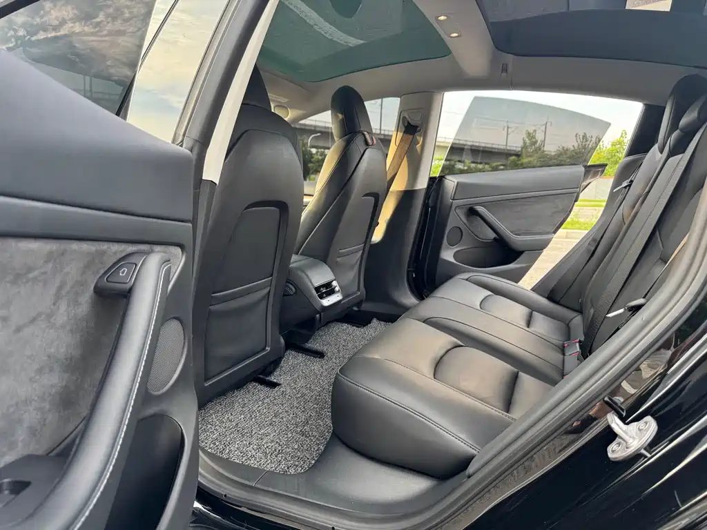 Tesla Model 3 — миниатюра 10