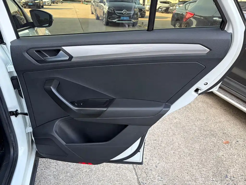 Volkswagen T-Roc — миниатюра 18