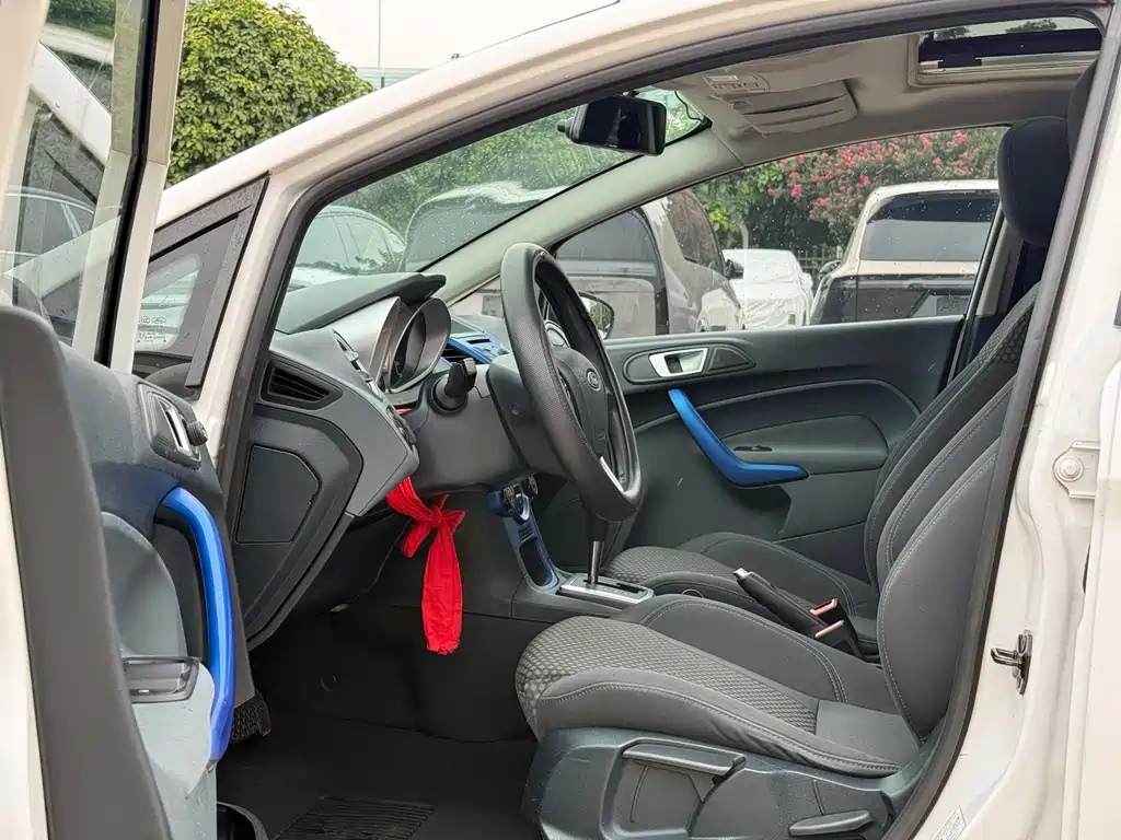 Ford Fiesta 2012 1.5L AT