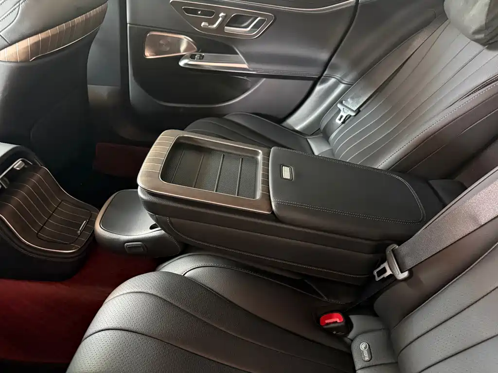 Mercedes-Benz E-Class — миниатюра 11