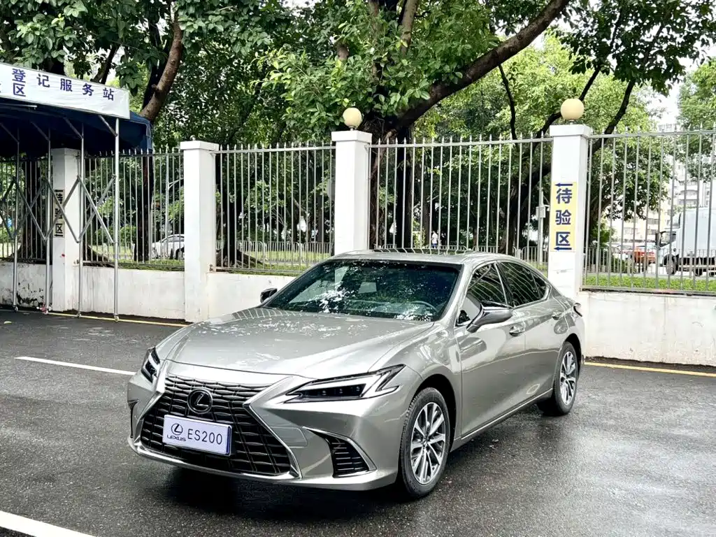 Lexus ES