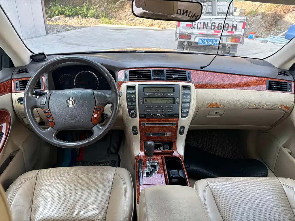 Toyota Crown — миниатюра 5