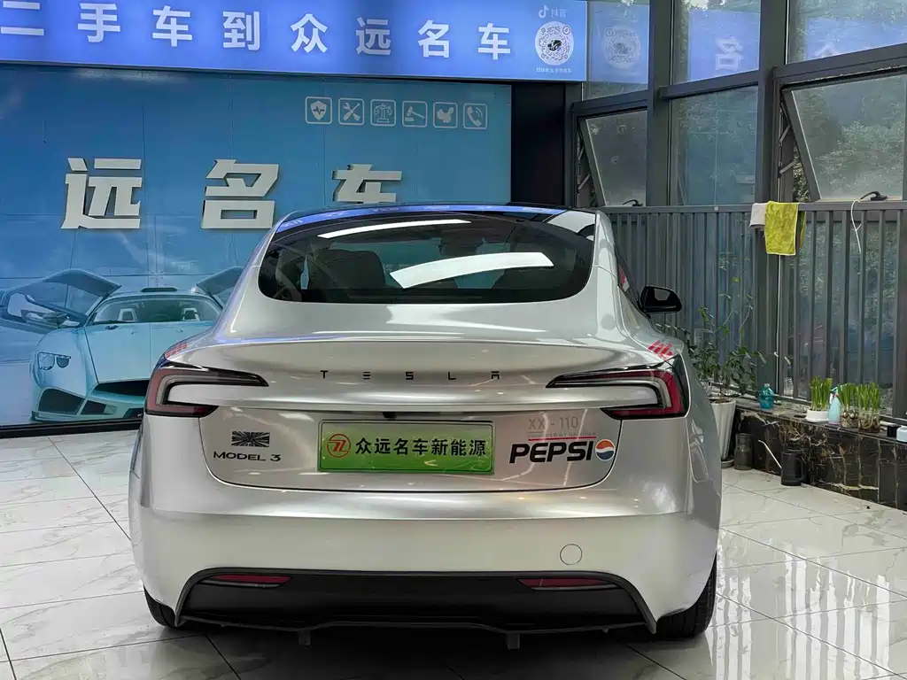 TESLA MODEL 3
