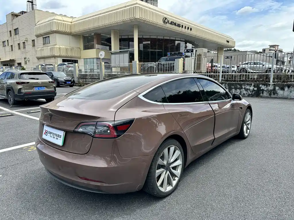 Tesla Model 3 — миниатюра 6