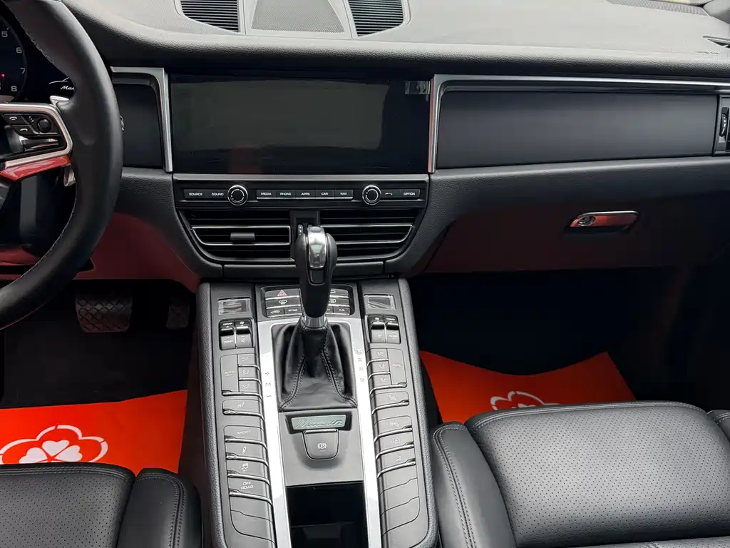 PORSCHE MACAN