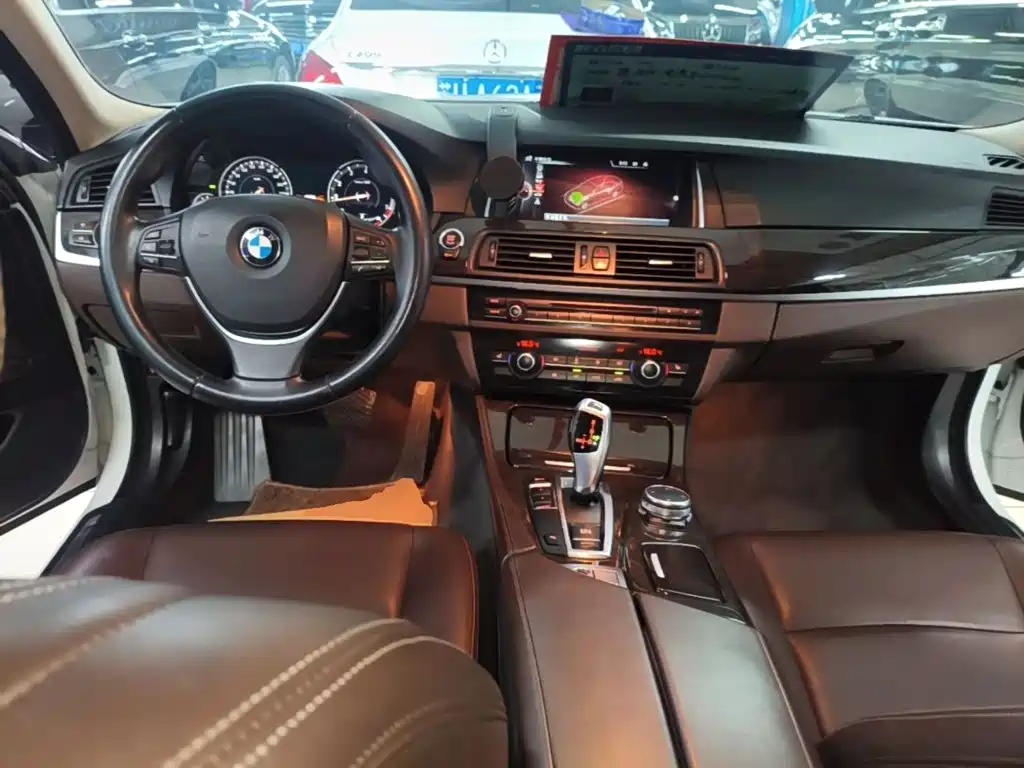 BMW 5 Series — миниатюра 10