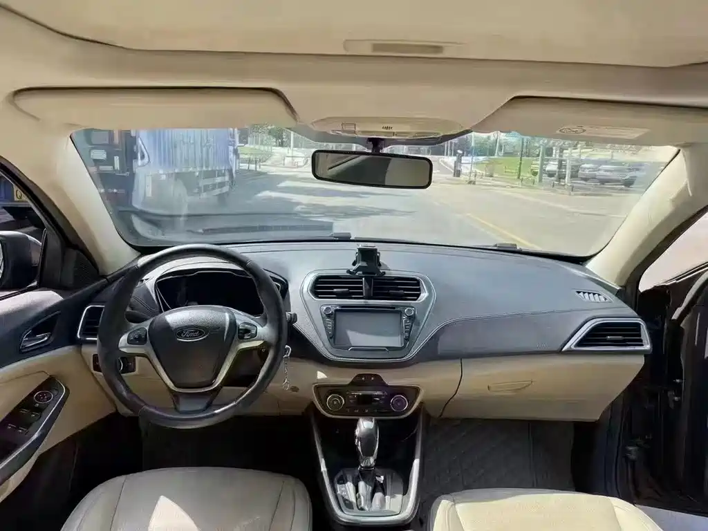 Ford Escort 2015 1.5L AT Fashion
