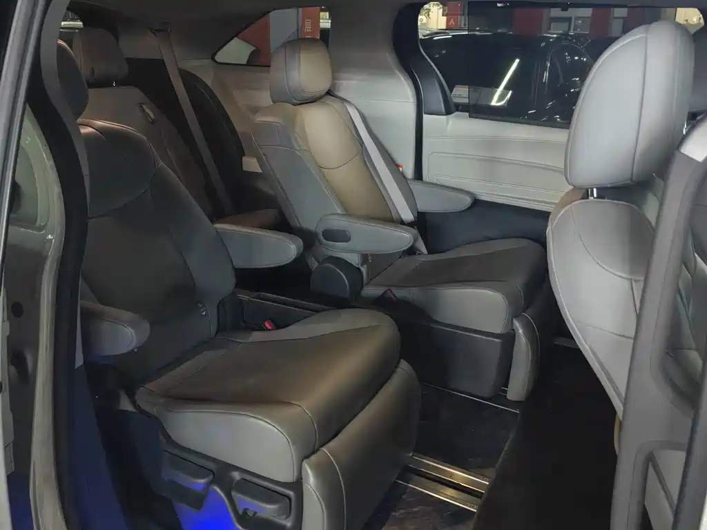 Toyota Granvia — миниатюра 7