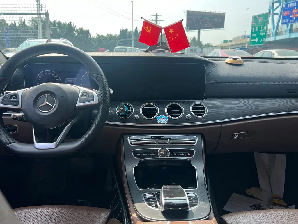 Mercedes-Benz E-Class — миниатюра 6