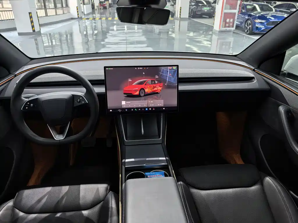 Tesla Model Y L — миниатюра 5
