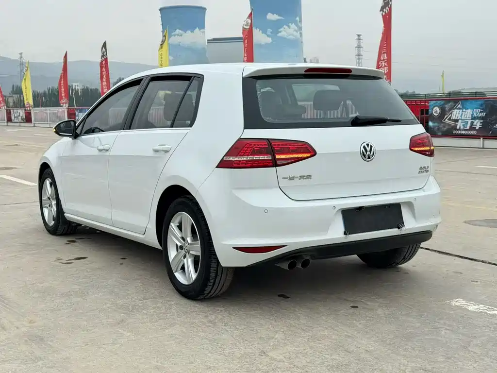 VOLKSWAGEN GOLF