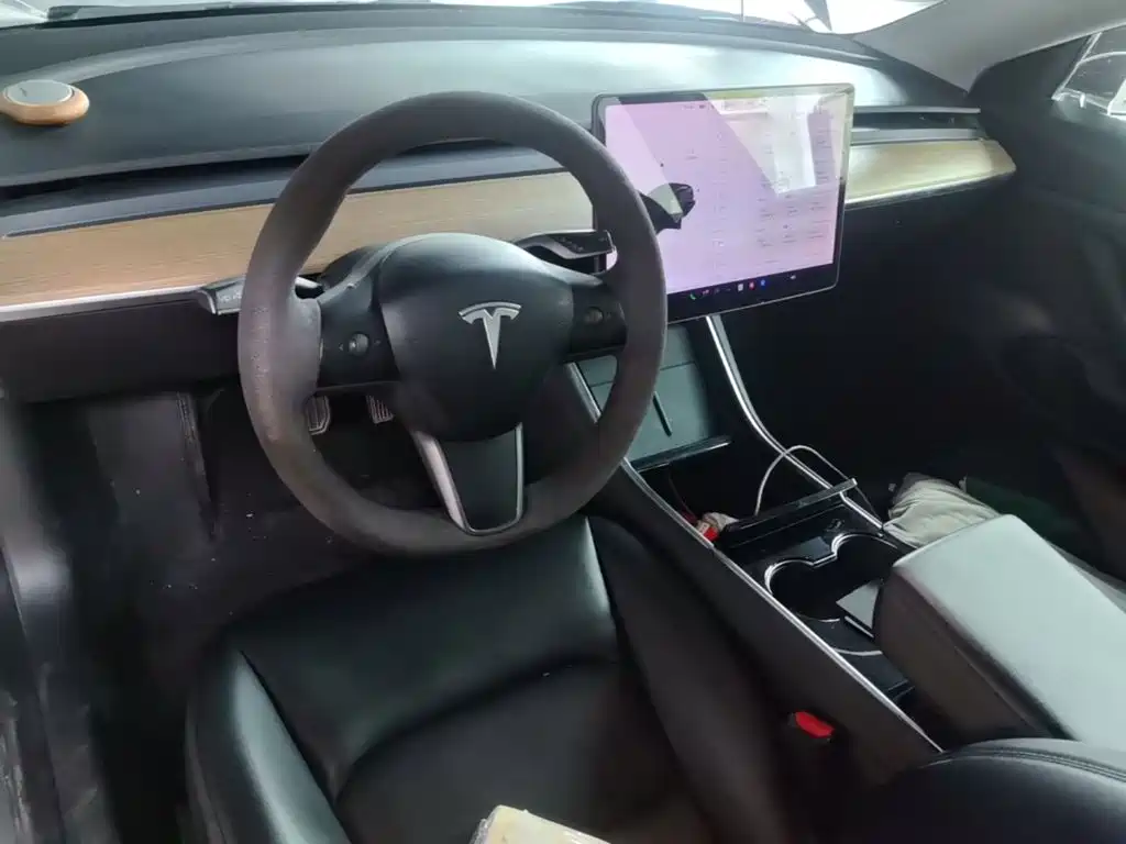 Tesla Model 3 — миниатюра 10