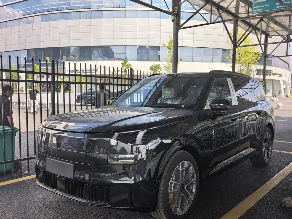 Lynk & Co 900