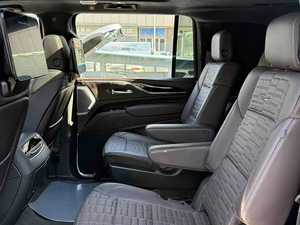 Cadillac Escalade — миниатюра 11