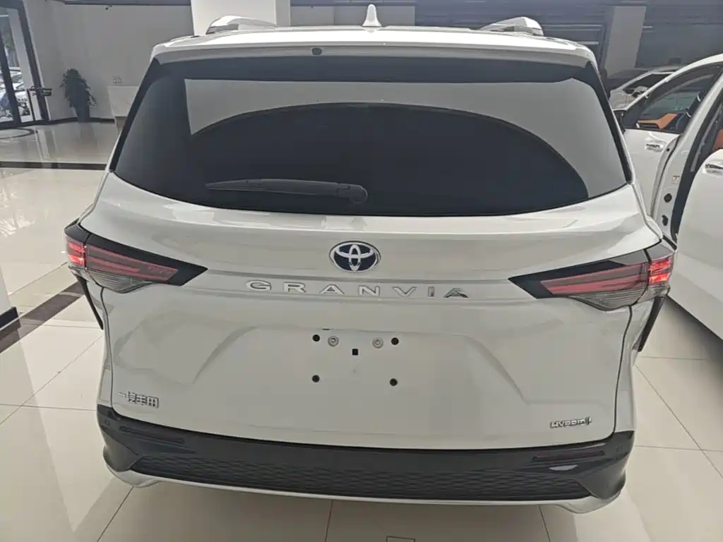 Toyota Granvia — миниатюра 6