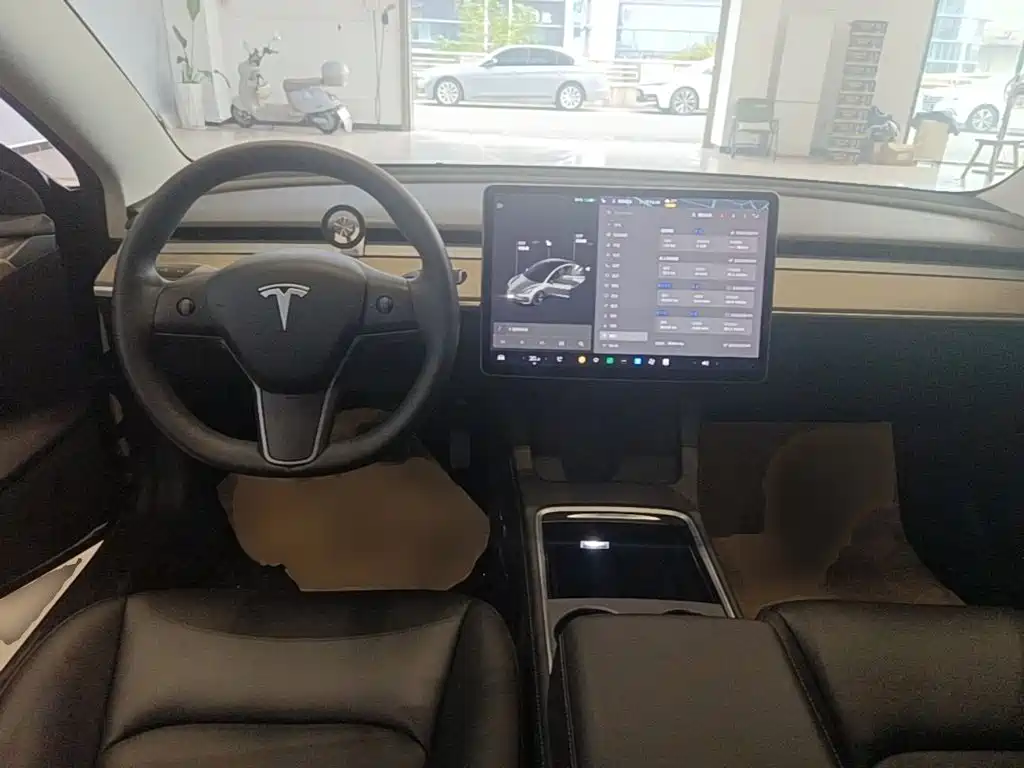 Tesla Model 3 — миниатюра 10