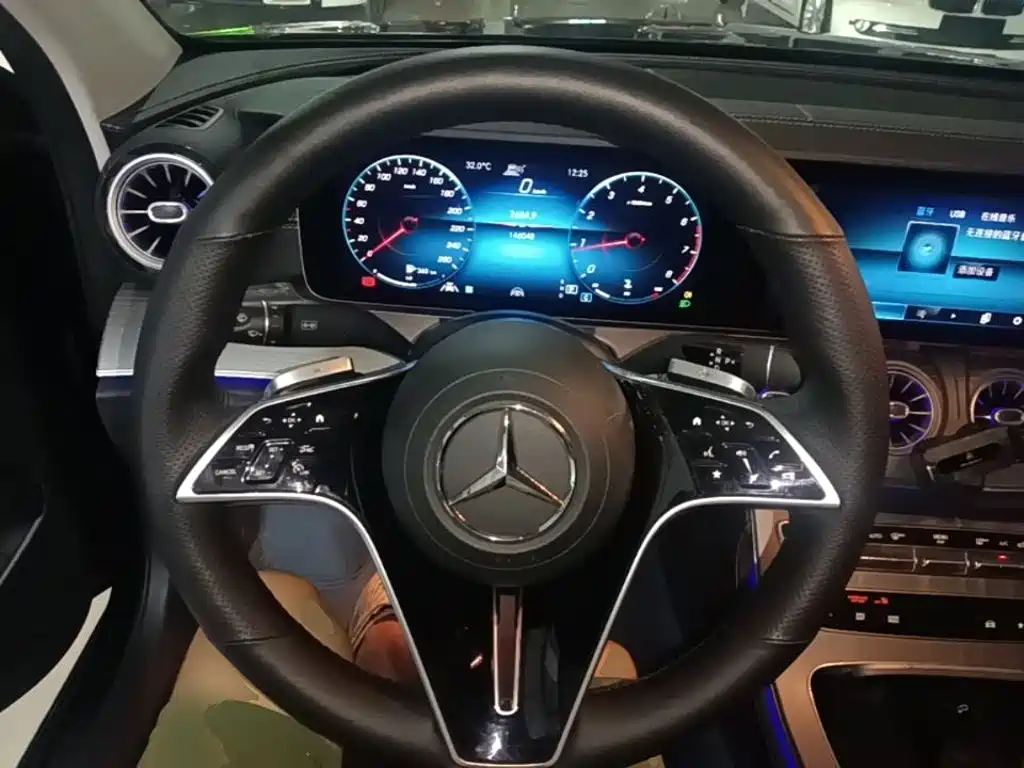 Mercedes-Benz E-Class — миниатюра 11