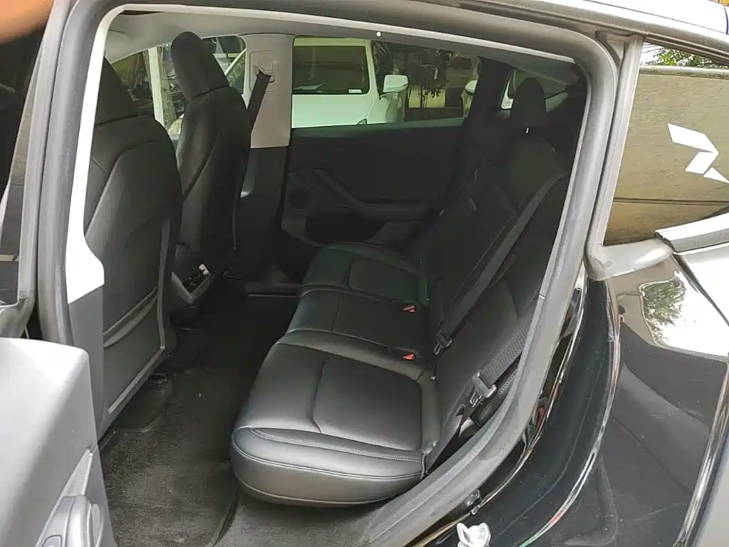 Tesla Model Y — миниатюра 17
