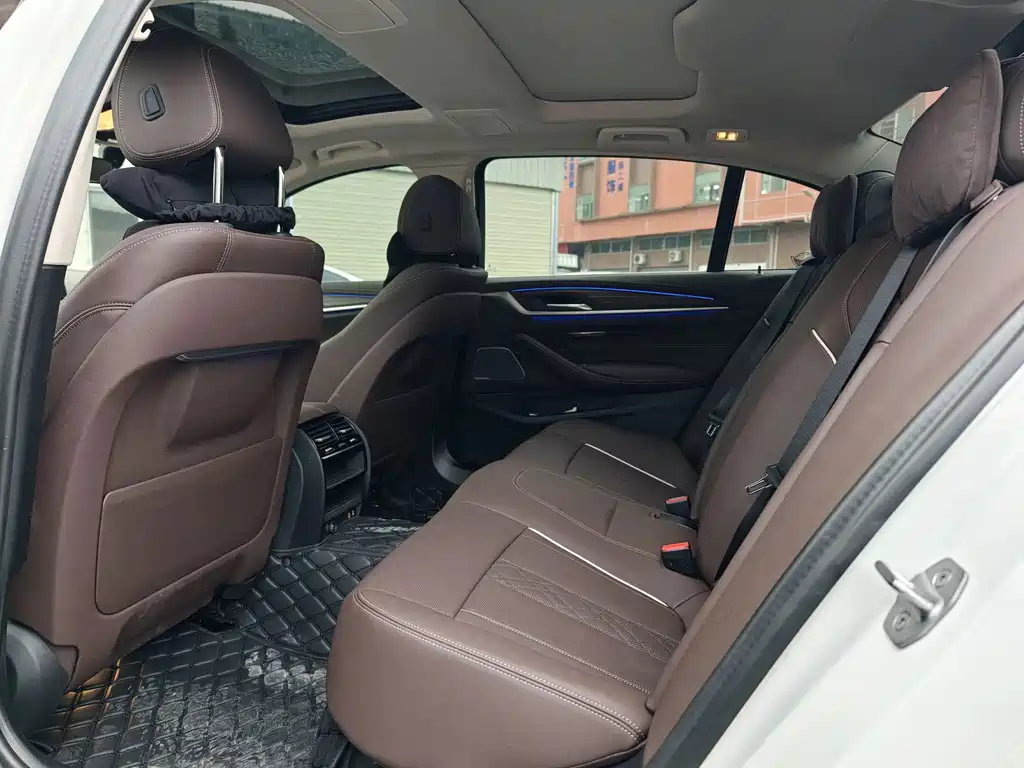 BMW 5 Series — миниатюра 9