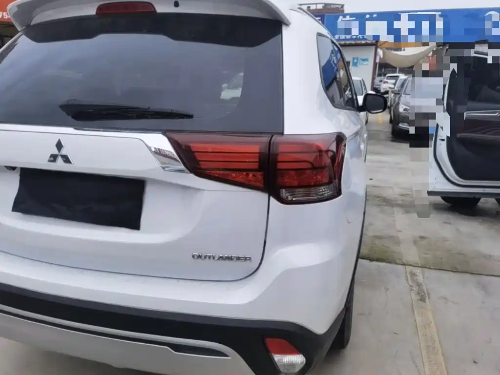 Mitsubishi Outlander — миниатюра 8
