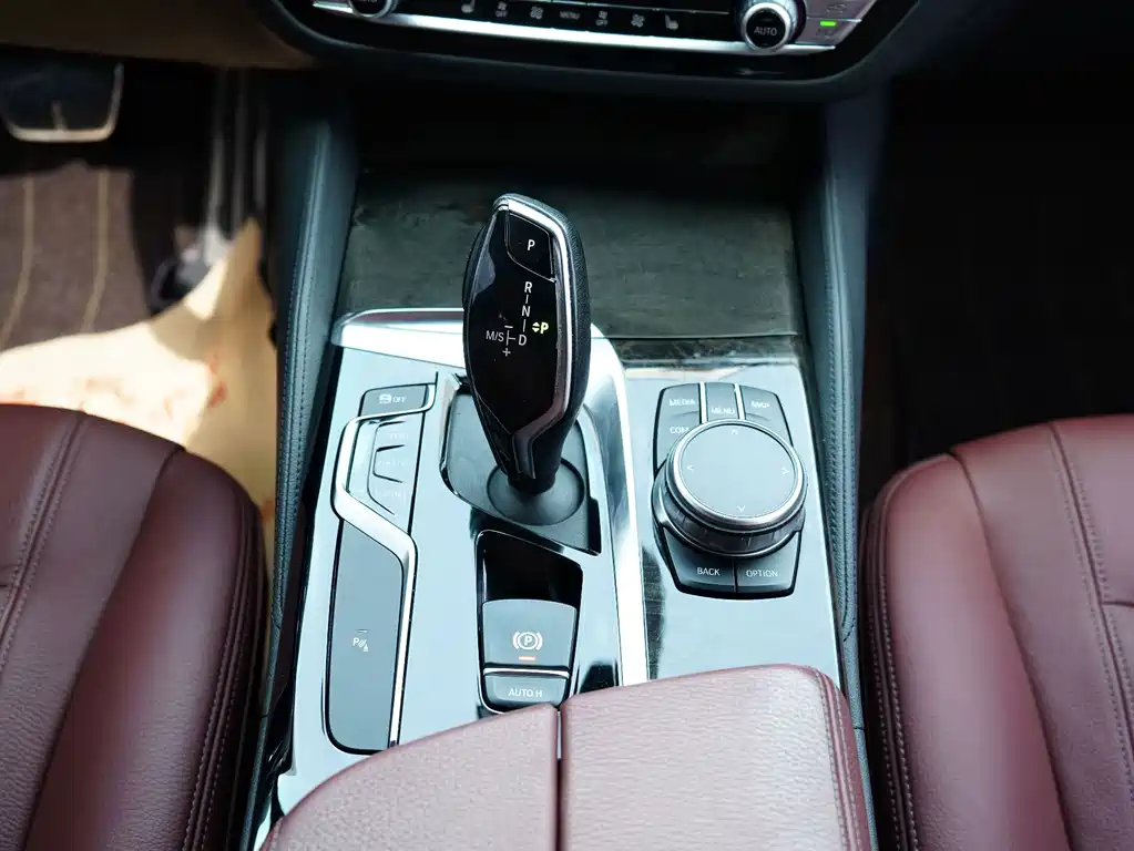BMW 5 Series — миниатюра 10