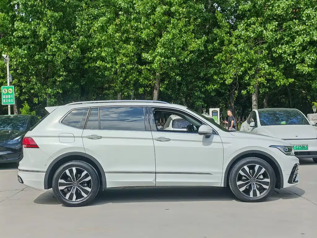 Volkswagen Tiguan L L 2024 330TSI AT R-Line