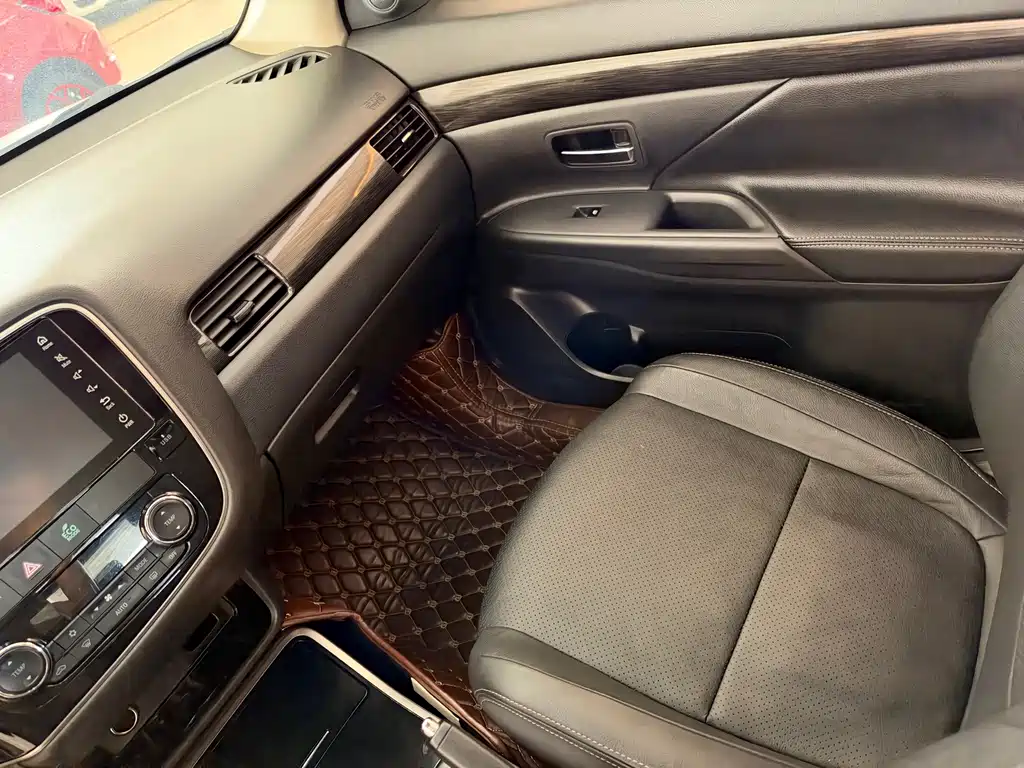 Mitsubishi Outlander — миниатюра 24