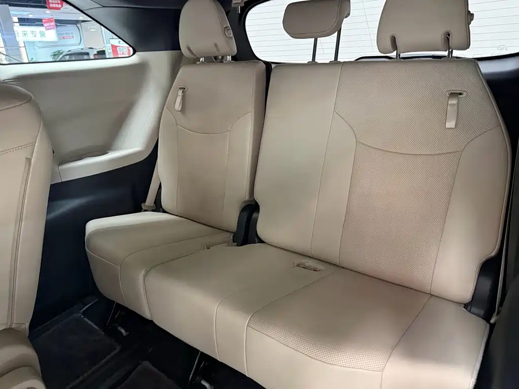 Toyota Sienna — миниатюра 23