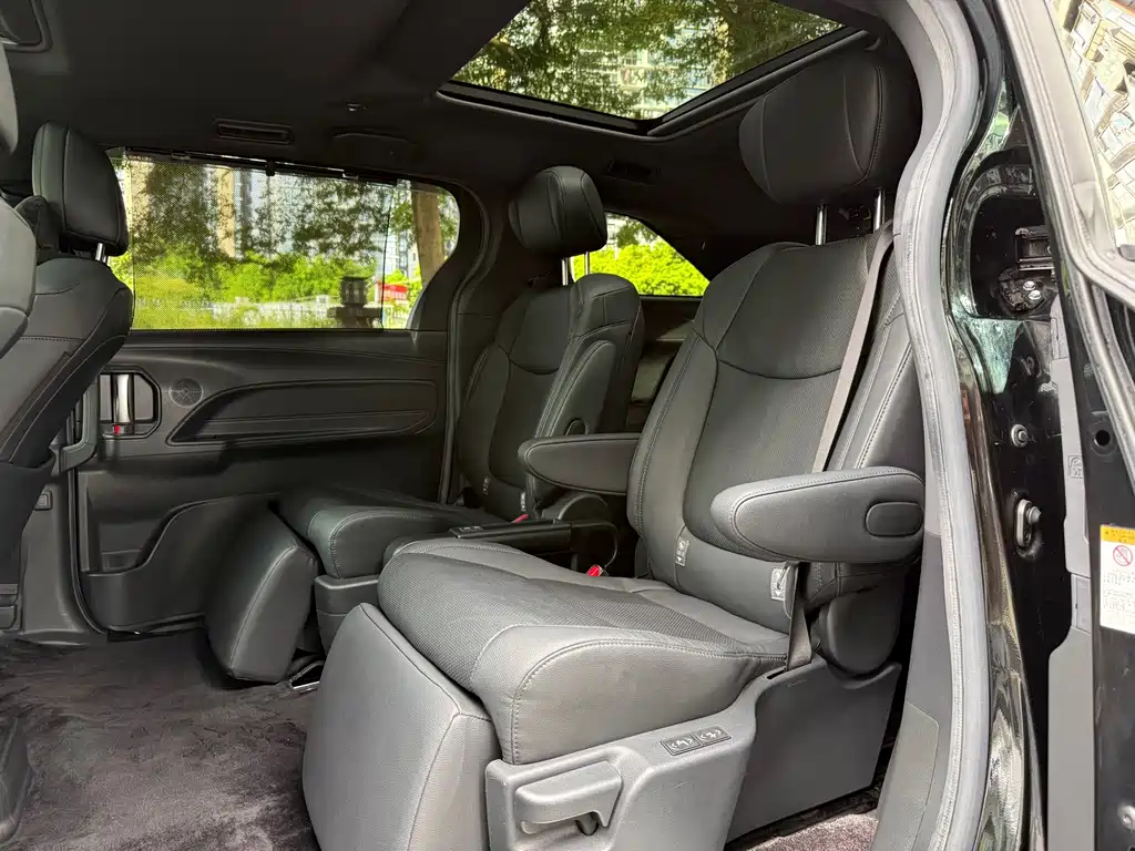 Toyota Sienna — миниатюра 9