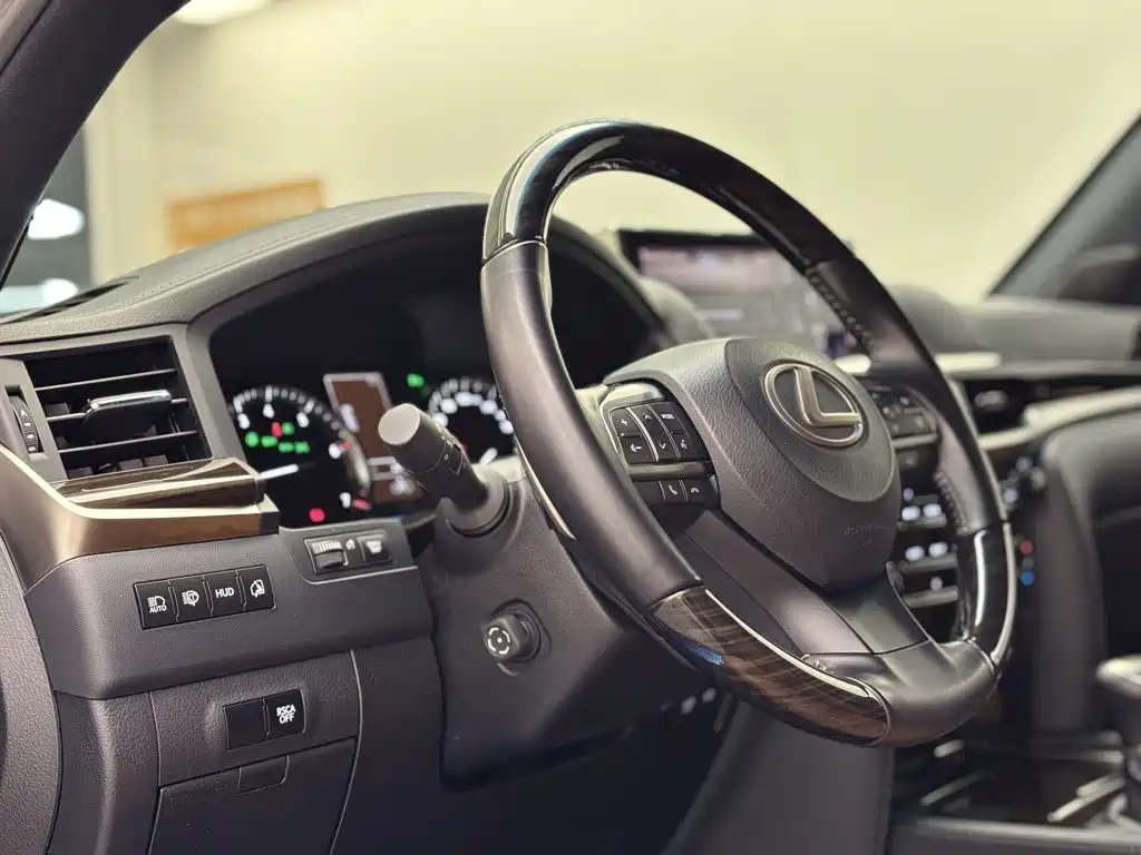 Lexus LX — миниатюра 32