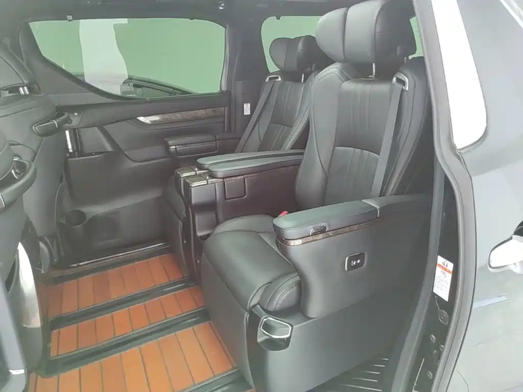 Toyota Vellfire — миниатюра 17
