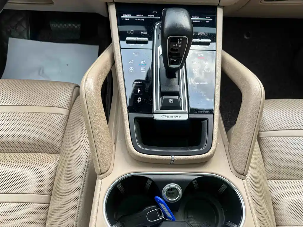 Porsche Cayenne — миниатюра 7