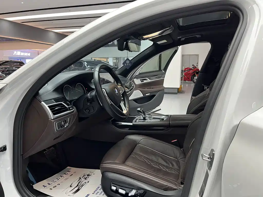 BMW 7 Series — миниатюра 13