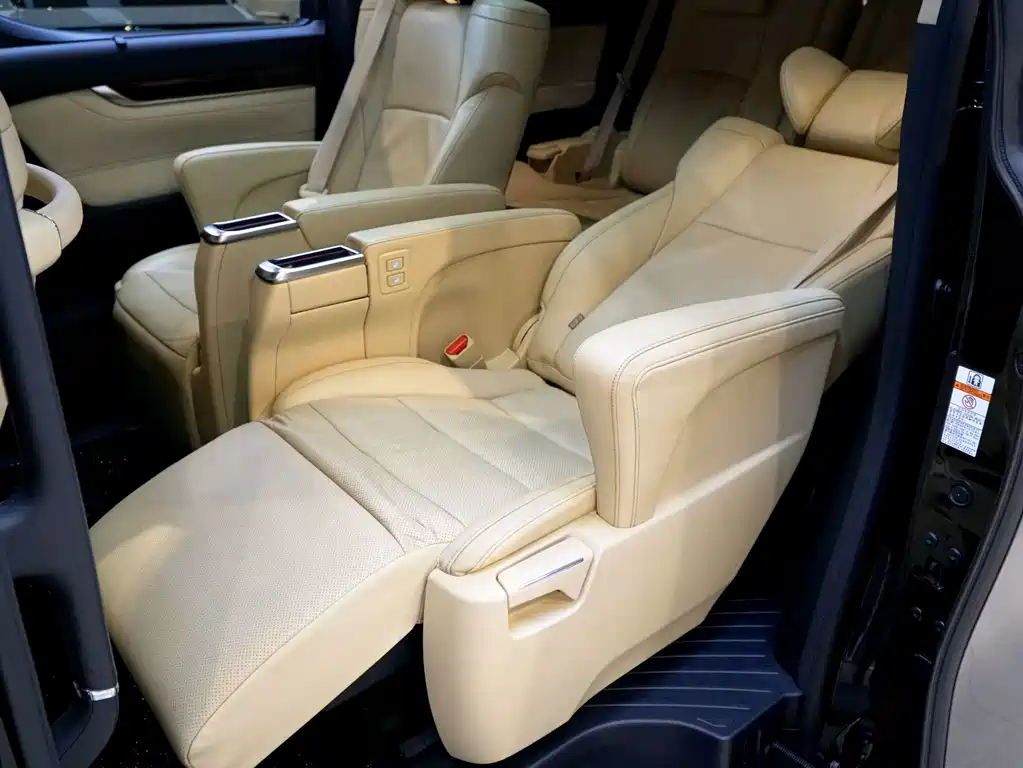 Toyota Alphard — миниатюра 5