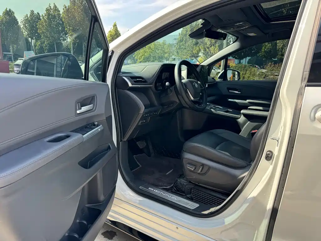Toyota Sienna — миниатюра 8