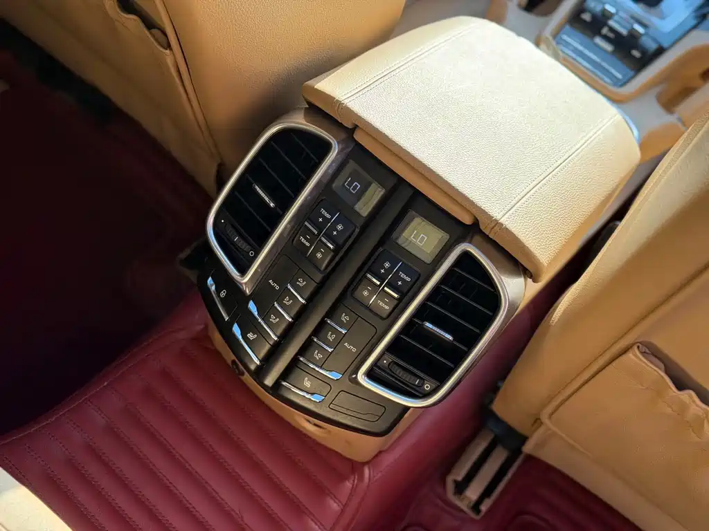 Porsche Cayenne — миниатюра 13
