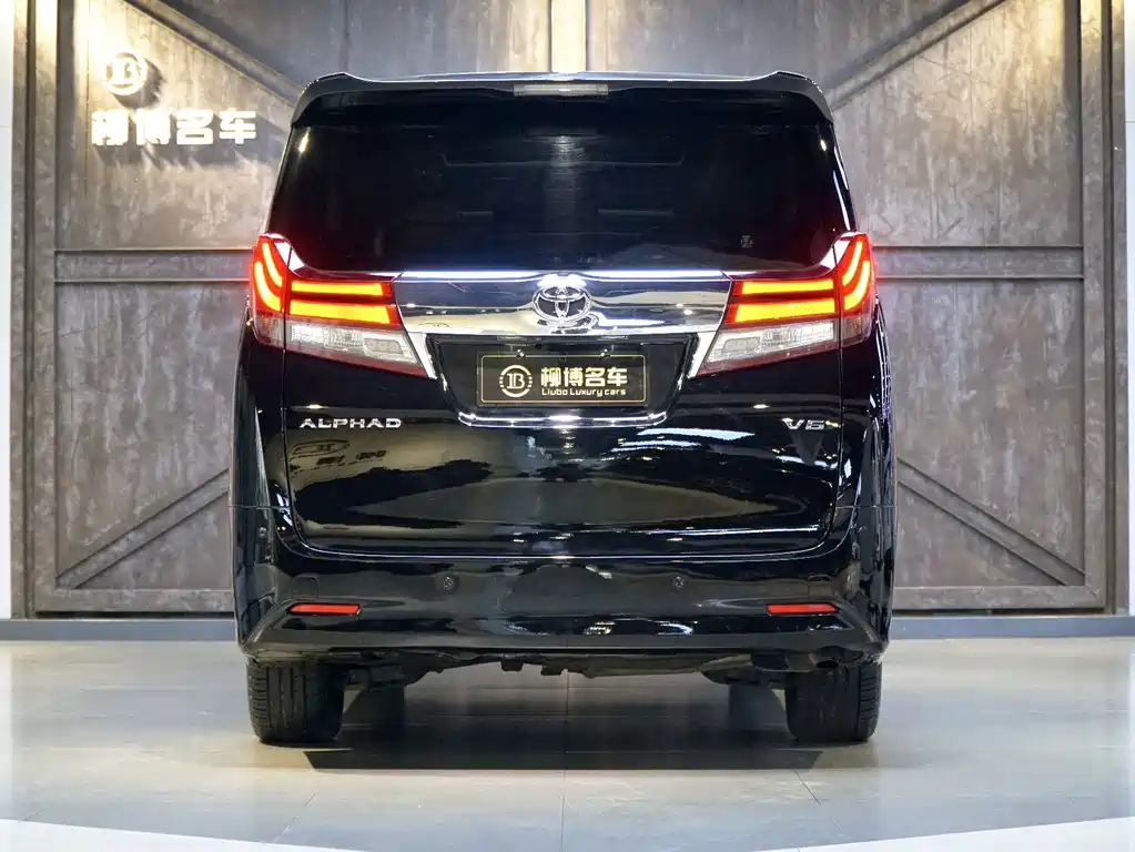 Toyota Alphard — миниатюра 2