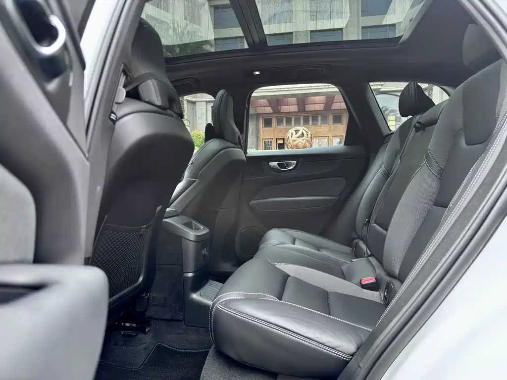 Volvo XC60 2023 T8 Sport