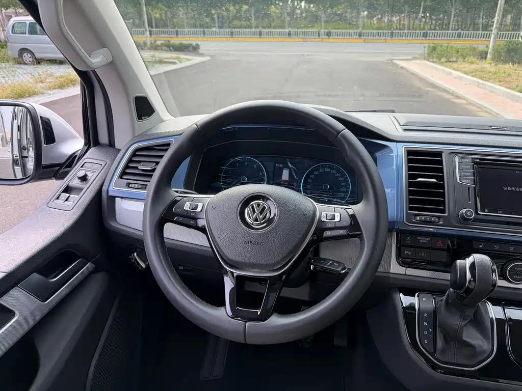 Volkswagen Multivan — миниатюра 10